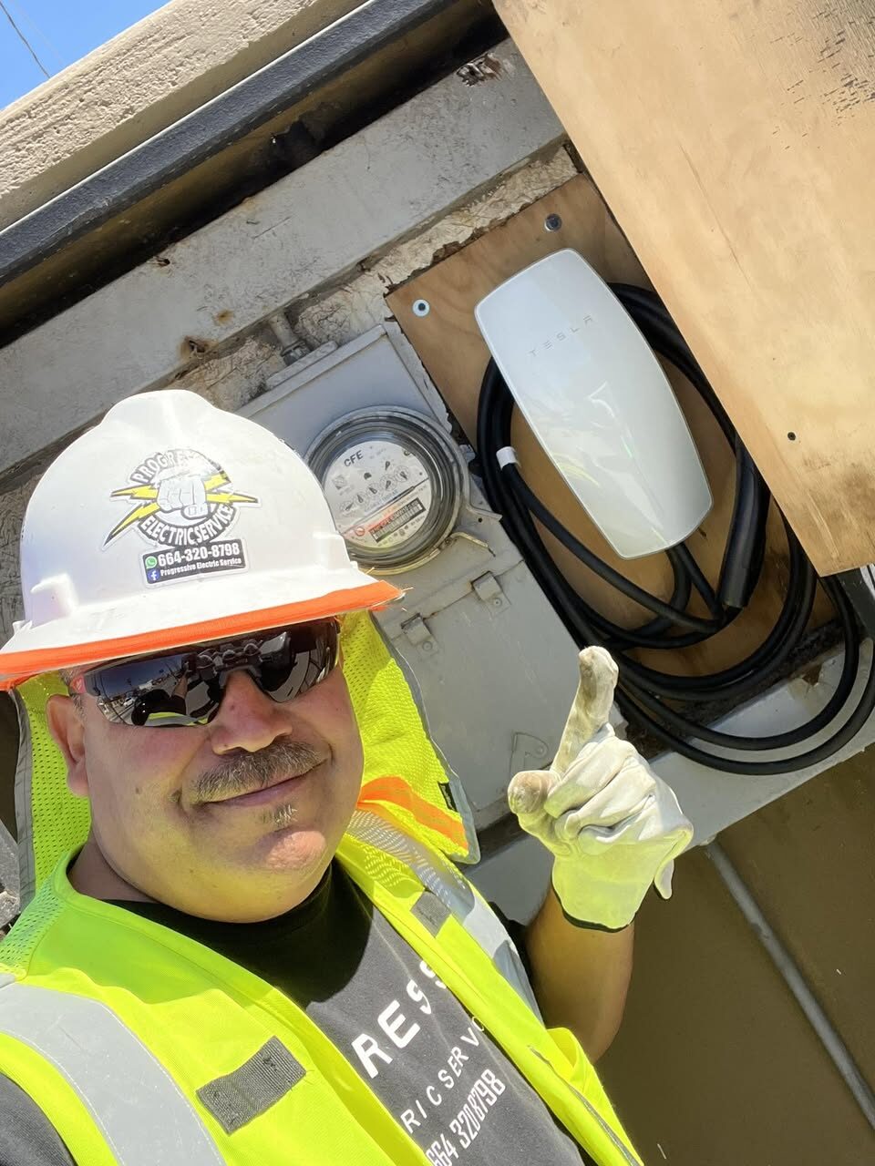 Gus Rodriguez con un Tesla Wall Connector recién instalado